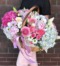 Цветочная композиция из Розы, Хризантемы, Пионы и Лизиантусы в корзине в Привольной