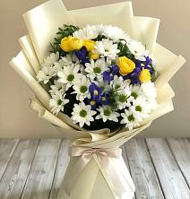 Букет цветов из:  Ирисы, Хризантемы и Розы в Привольной